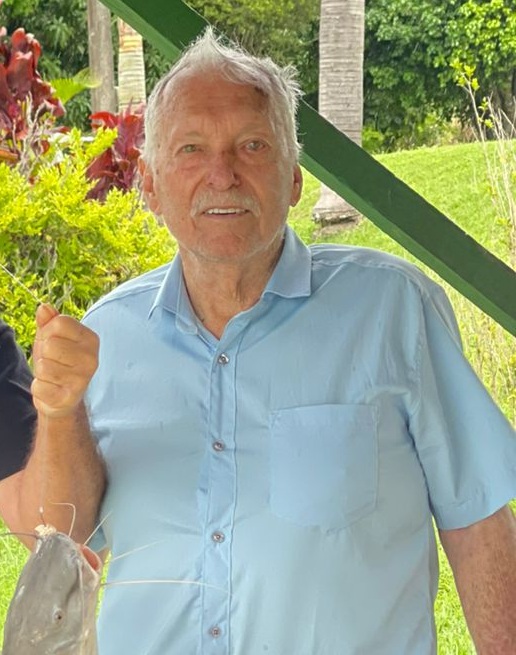 Vovô Armindo, fundador do Sinubar, sorrindo ao ar livre com camisa azul